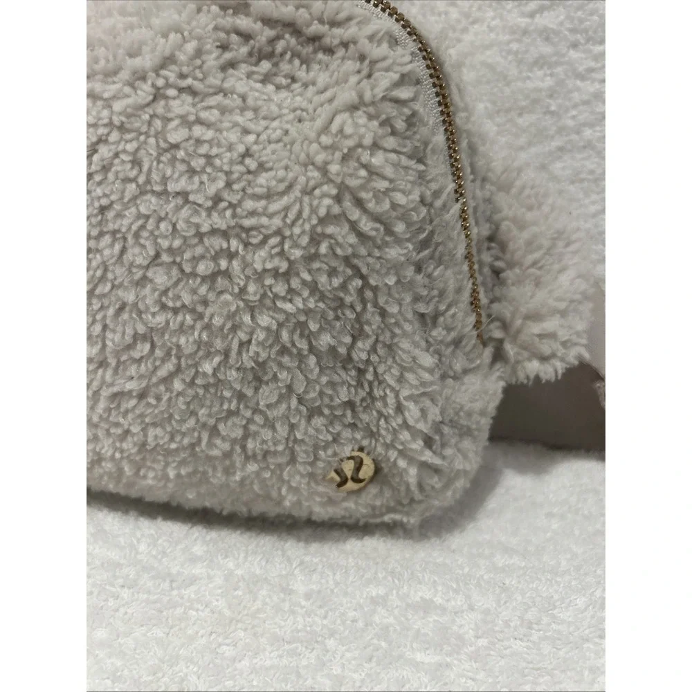 Lululemon Everywhere Belt Bag‎ Plush Fleece Ivory White Fanny Pack New With Tag